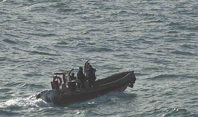 Dalgalarla boğuşan 2 kişiyi deniz polisi kurtardı