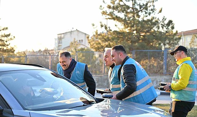 Demirci'de iftar saatine yolda yakalanan sürücülere iftariyelik ikramı