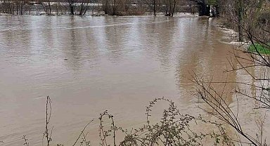 Denizli'de Akçay Deresi taştı, yol trafiğe kapandı