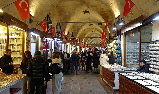 Depremde hasar gören tarihi Zincirli Bedesten yeniden cıvıl cıvıl