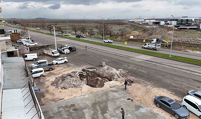 Diyarbakır'da ana yol kenarında zamanla oluşan dev çukur dronla görüntülendi