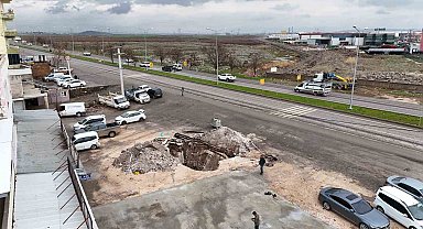 Diyarbakır'da ana yol kenarında zamanla oluşan dev çukur dronla görüntülendi