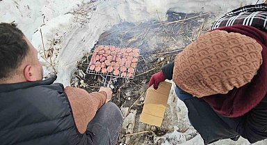 Donan Nazik Gölü üzerinde sucuk ekmek keyfi