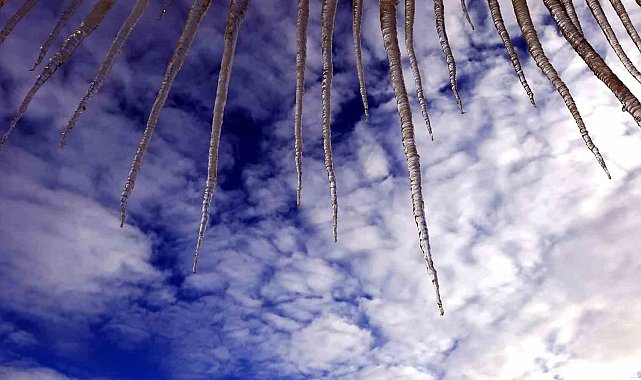 Erzurum'da çatılardan sarkan dev buz sarkıtları tehlike oluşturuyor
