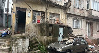 Eski binanın balkonundan düşen beton parçaları bir otomobili kullanılamayacak hale getirdi