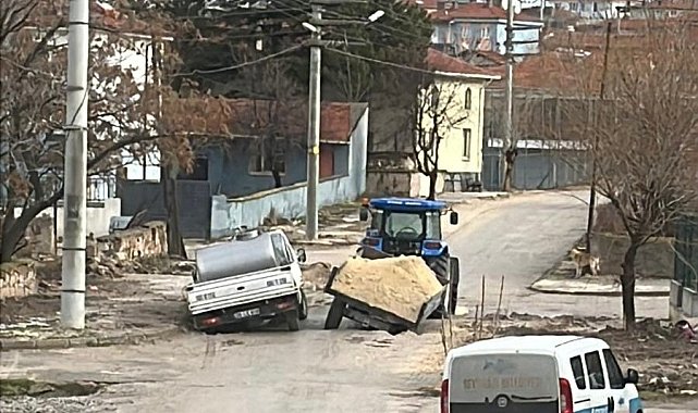 Eskişehir'de yol çöktü: 2 araça battı
