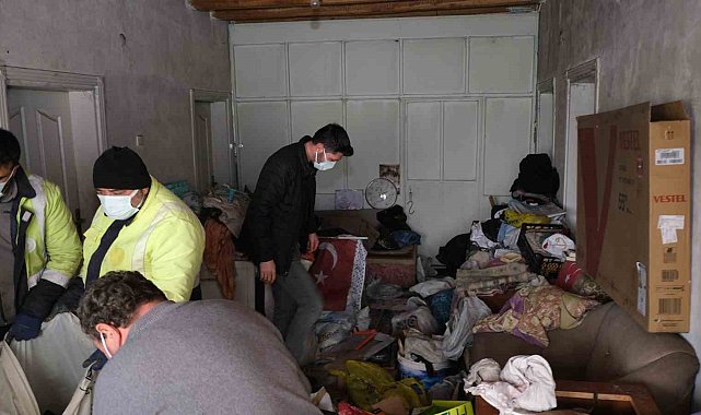 Evinden 10 ton çöp çıktı