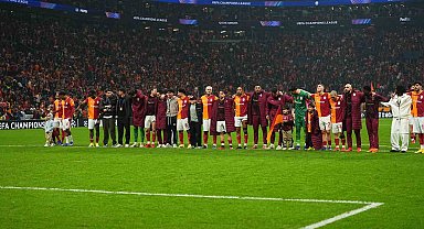 Galatasaraylı futbolcular galibiyeti taraftarıyla kutladı