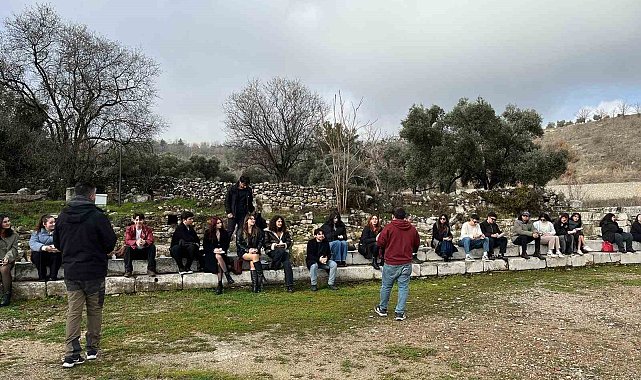 Genç eller geçmişin izlerini seramik ile şekillendirdi