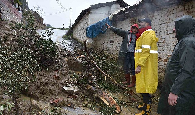 Germencik'te sağanak yağış sonrası başkan çizmeleri giyip sokağa çıktı