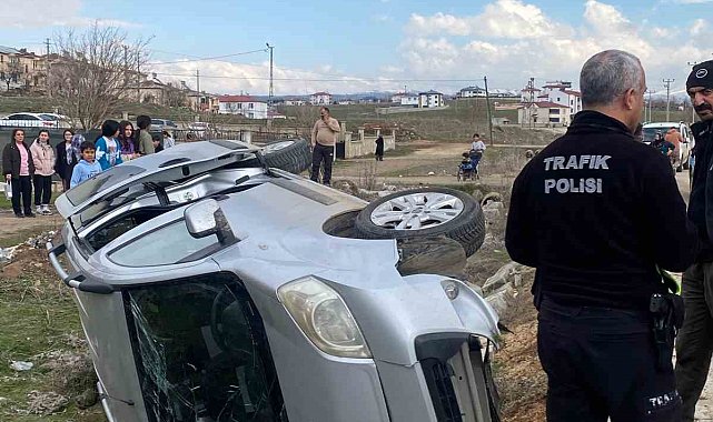 Hafif ticari araç şarampole devrildi: 1 yaralı