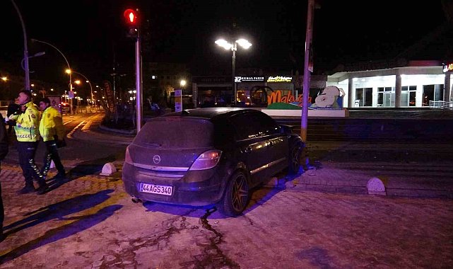 Hafif ticari araçla çarpışan otomobil kaldırıma çıkarak durabildi: 1 yaralı