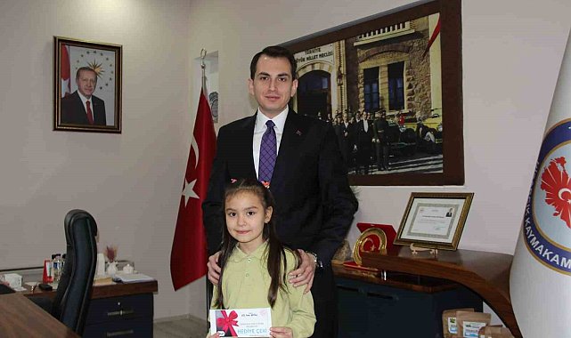 Hisarcık Kaymakamı Erkan Atam'dan il birincisi öğrencilere ödül