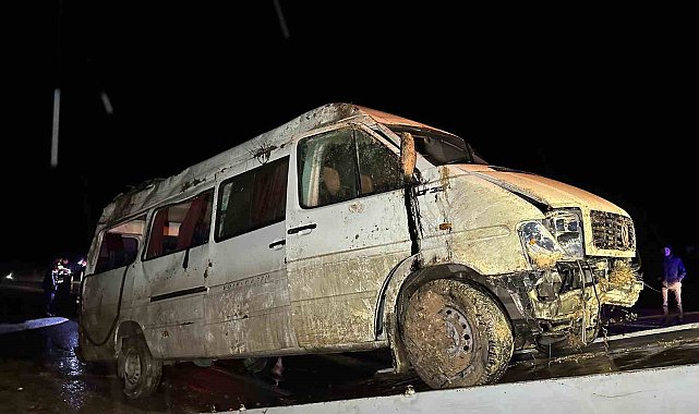 İşçi servisi şarampole devrildi: 17 yaralı