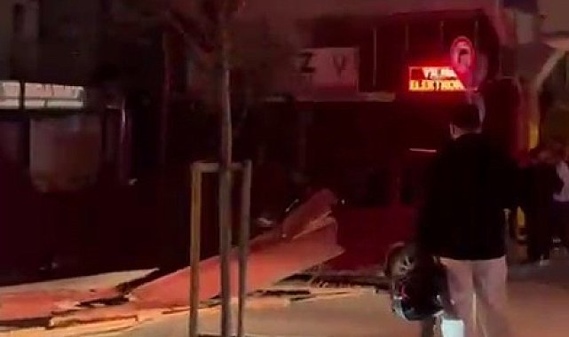 İstanbul'da fırtınada bazı binaların çatıları uçtu