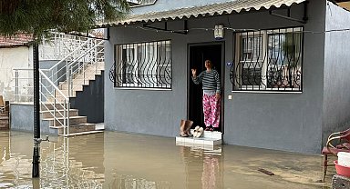 İzmir'de dere taştı, vatandaşlar çaresiz kaldı: "Televizyonda izlerdik, başımıza geldi"
