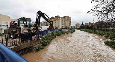İzmir'de sağanak yağış: Büyükşehir ekipleri seferber oldu