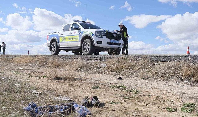 Karaman'da gelincik toplarken otomobilin çarptığı yaşlı kadın hayatını kaybetti