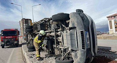 Karaman'da şiddetli fırtına kamyoneti devirdi, çatılar uçtu