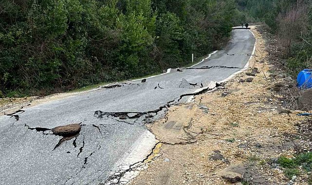 Kastamonu'da heyelan sebebiyle çatlaklar oluşan yol ulaşıma kapatıldı