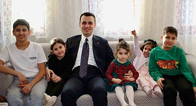 Kaymakam Alpay'dan depremzede aile ile bir araya geldi