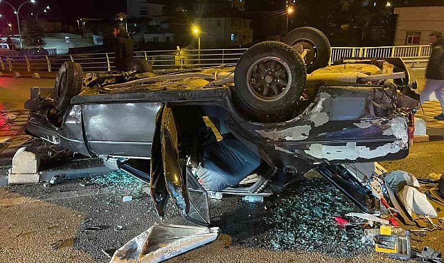 Kazada hurdaya dönen araçtan yara almadan kurtuldu