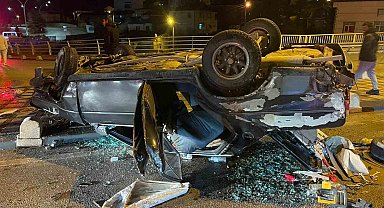 Kazada hurdaya dönen araçtan yara almadan kurtuldu