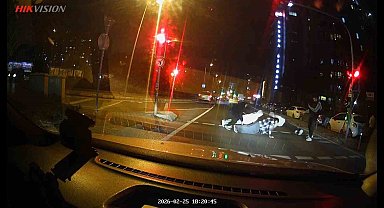 Kırmızı ışıkta yola atlayıp şınav çektiler