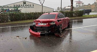 Kontrolden çıkan lüks otomobil refüje çarptı: 1 yaralı