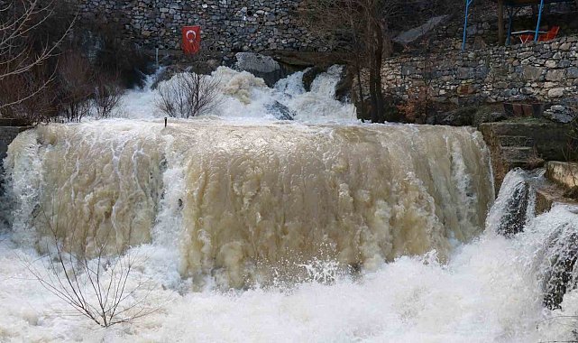 Konya'da eriyen kar suları Göksu Nehri'ni coşturdu