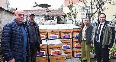 Kovanları sele kapılan Salihlili arıcıya, büyükşehirden destek