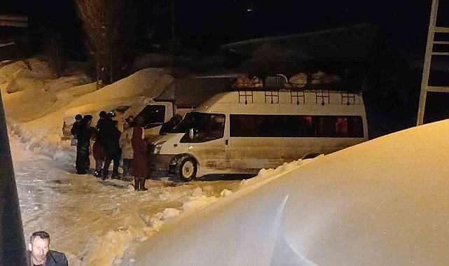 Köy yolunda mahsur kalan öğrenci servisi kurtarıldı