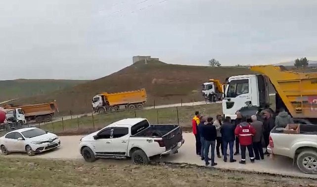 Kurtalan'da ağır tonajlı araçların geçişine tepki gösteren köylüler yolu kapattı