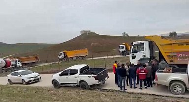 Kurtalan'da ağır tonajlı araçların geçişine tepki gösteren köylüler yolu kapattı