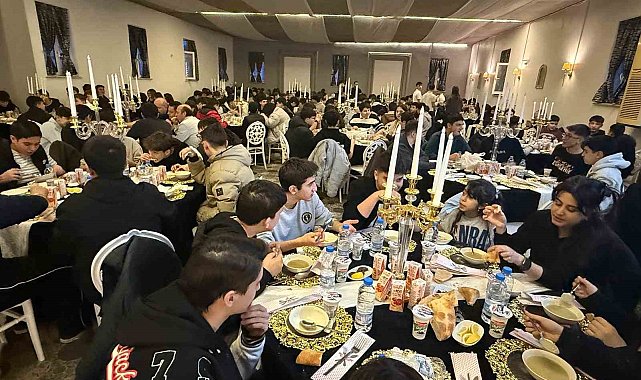 Lise öğrencileri ve öğretmenleri iftar sofrasında buluştu