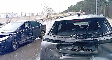 Maltepe'de bir araç kaygan yolda park halindeki otomobile çarpıp takla attı: 3 yaralı