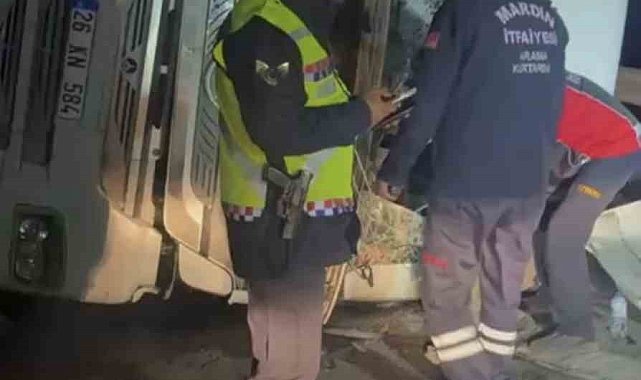 Mardin'de pet şişe yüklü tır devrildi: 1 yaralı