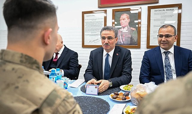 Mehmetçikle iftar yaptılar