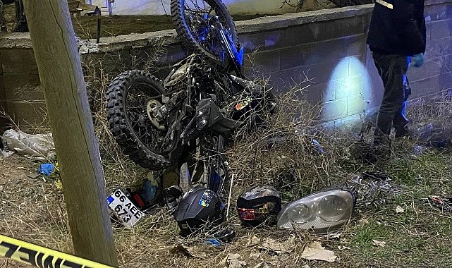 Motosiklet otomobille kafa kafaya çarpıştı: 1 ölü, 2 yaralı