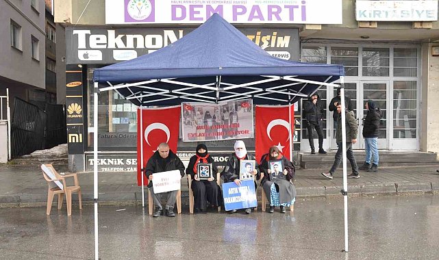 Muş'ta evlat nöbeti sürüyor