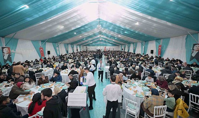 Mustafa Varank ve Can Aksoy, gönül sofrasında Esenyurtlularla bir araya geldi