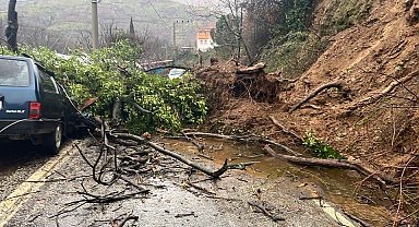 Ödemiş'te heyelan: Göçük altında kalan araç hurdaya döndü