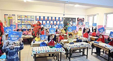 Öğrencilere çat kapı tiyatro sürprizi