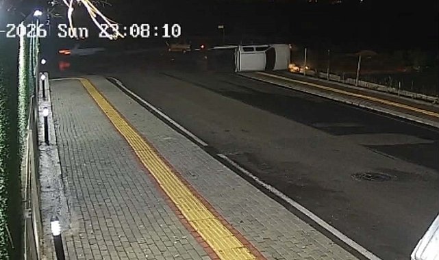 Osmaniye'de otomobille çarpışan kamyonet yan yattı: 2 yaralı