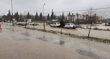 Osmaniye'de servis aracı mahsur kaldı, birçok bölgede su taşkını yaşandı