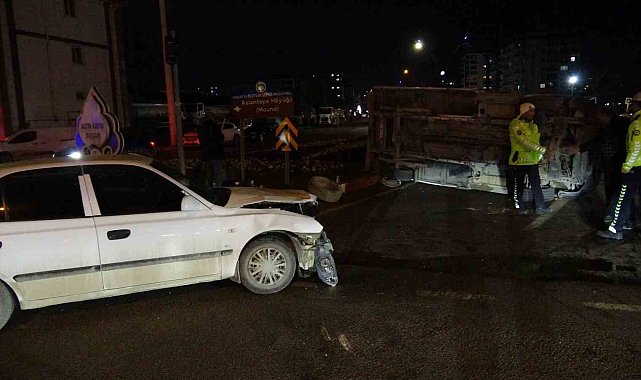 Otomobil ile çarpışan kamyonet devrildi: 1 yaralı