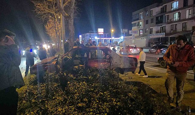 Otomobil refüjdeki ağaca çarptı: 1 kişi yaralandı