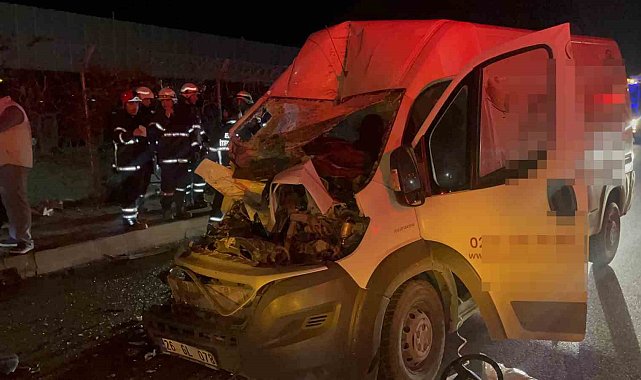 Panelvan araç park halindeki tıra ok gibi saplandı: 2 ağır yaralı