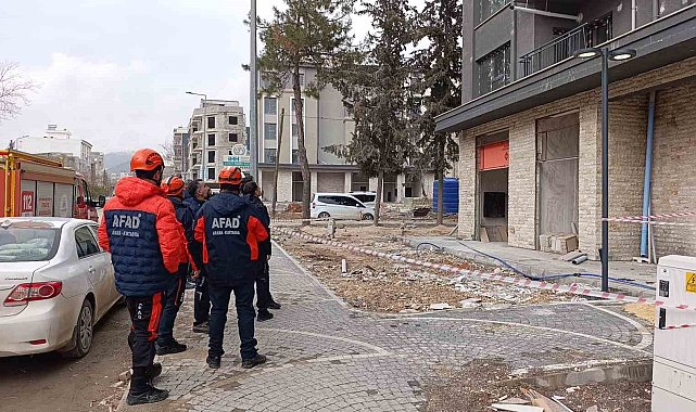 Paralarını alamadıklarını iddia eden 2 işçi binanın çatısına çıktı