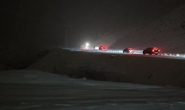 Pervari ve Şirvan'da kar yağışı köy yollarını kapattı, mahsur kalan araçlar kurtarıldı
